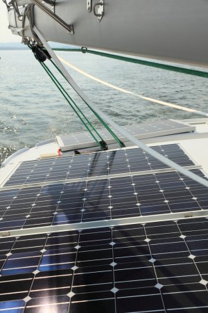 perahu nelayan dengan solar panel