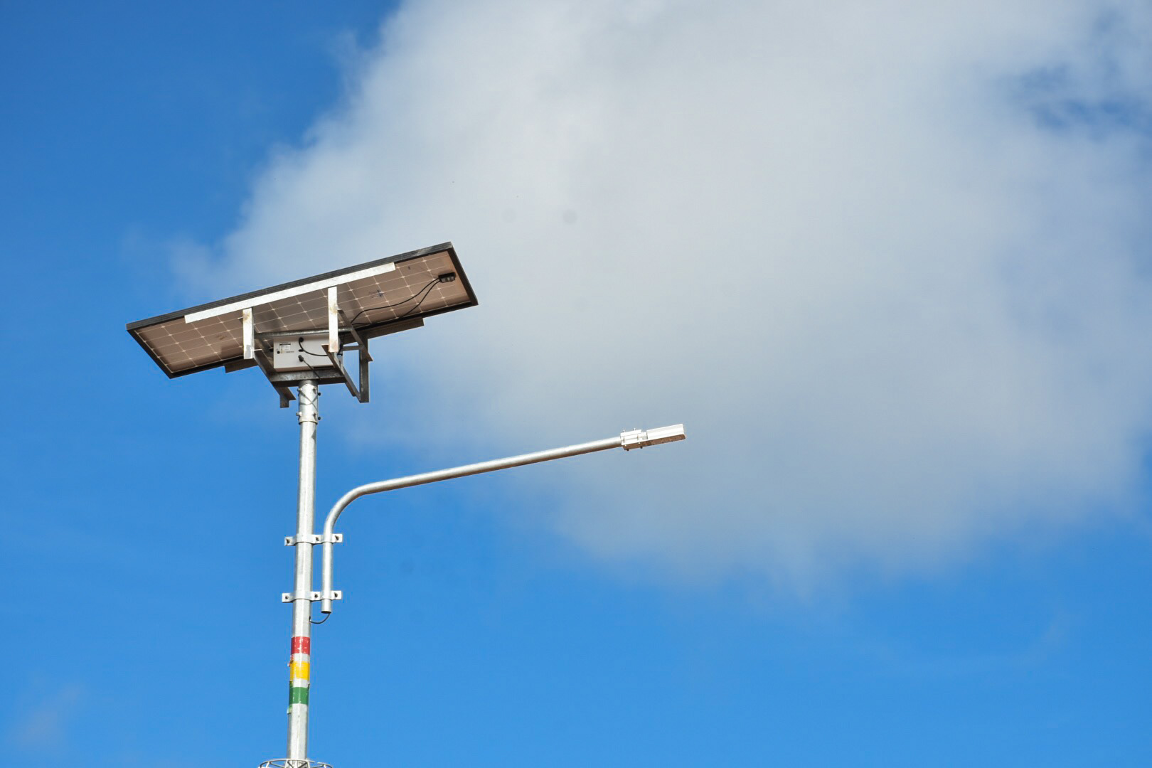 Smart Street Lighting Kolaborasi PJU Tenaga Surya dan CCTV Jalan yang Efisien